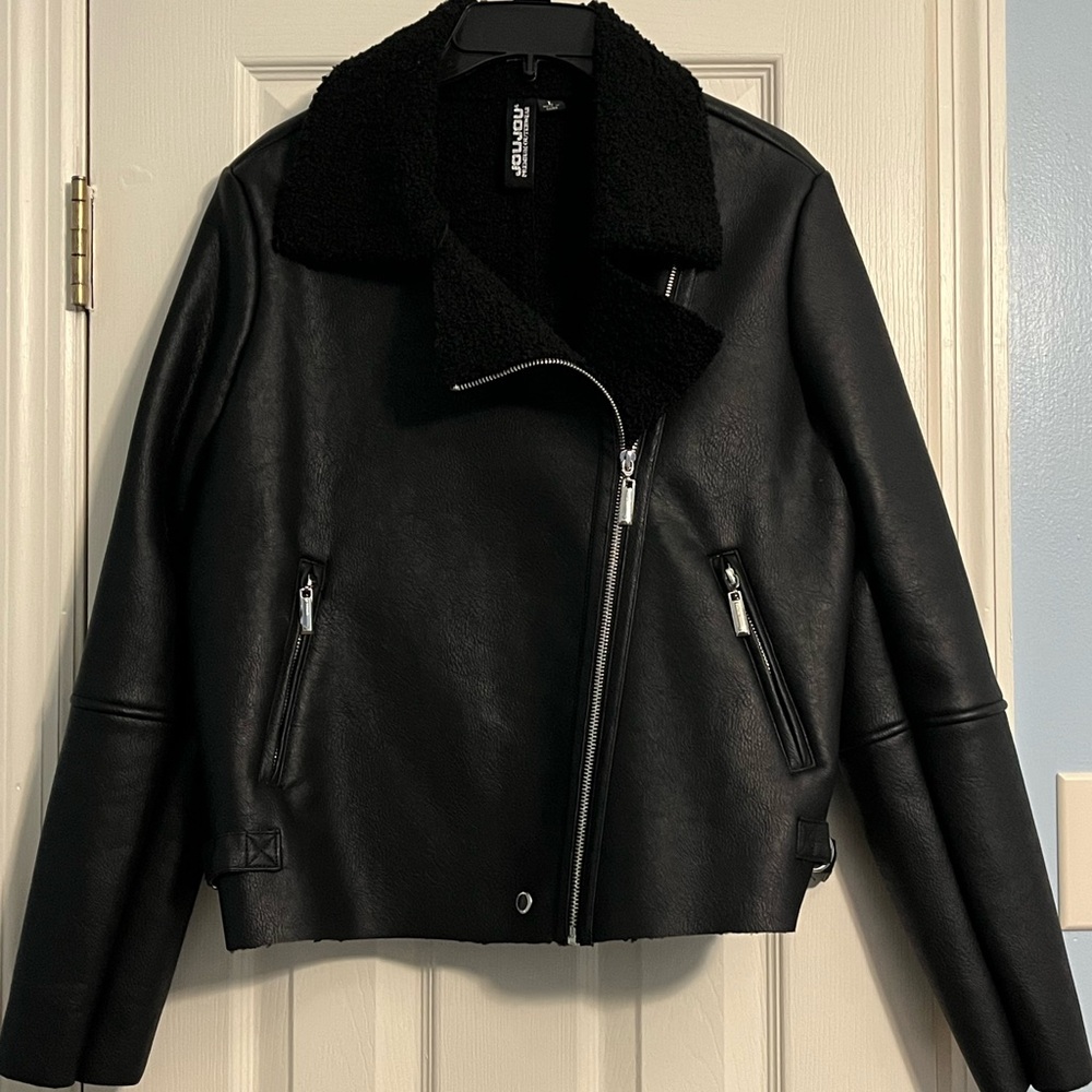 Jou Jou Vegan Faux Leather Crop Moto Jacket Large Faux Fur Collar NWT